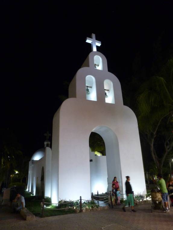 Igreja iluminada em praça na 5a Avenida em Playa del Carmen, na península do Yucatán, no México